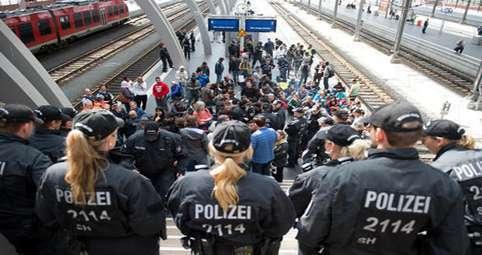 Polizei-hindert-Fluechtlinge-an-Weiterreise_ArtikelQuer